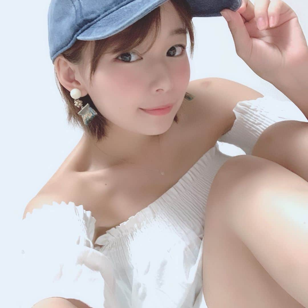 和地つかささんのインスタグラム写真 - (和地つかさInstagram)「にゃん🐱( '-' 🐱 )ﾈｺﾁｬﾝ この服好きすぎてヘビロテ〜っ！夏はオフショル💕 ・ ・ ・ #すみっこぐらし #ねこ #17kg #fashion #code #today」5月28日 17時45分 - tsutam_