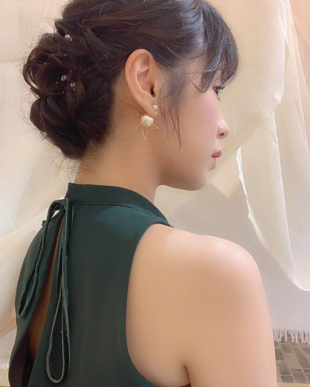 宮下舞花さんのインスタグラム写真 - (宮下舞花Instagram)「いとこの結婚式💕 子供の頃から一緒に住んでたお姉ちゃん。ステキな旦那さんとステキなお友達、職場の方に恵まれて幸せそうでした😘お姫様みたいで可愛かった😢 . . いとこは美容院で働いてるので、そちらのサロンでヘアセットしていただきました☺️（2枚目参照） . . そしていとこのリクエストで、披露宴で歌も歌わせてもらったの🎤can you celebrateを歌ったよ…涙しながら聴いてくれて幸せな時間でした✌︎ . . . #結婚式#結婚式コーデ #結婚式ヘアセット #安室奈美恵 さん #canyoucelebrate? #歌のお届け喜んでもらえてよかったぁ」5月28日 17時38分 - maikamaimaika