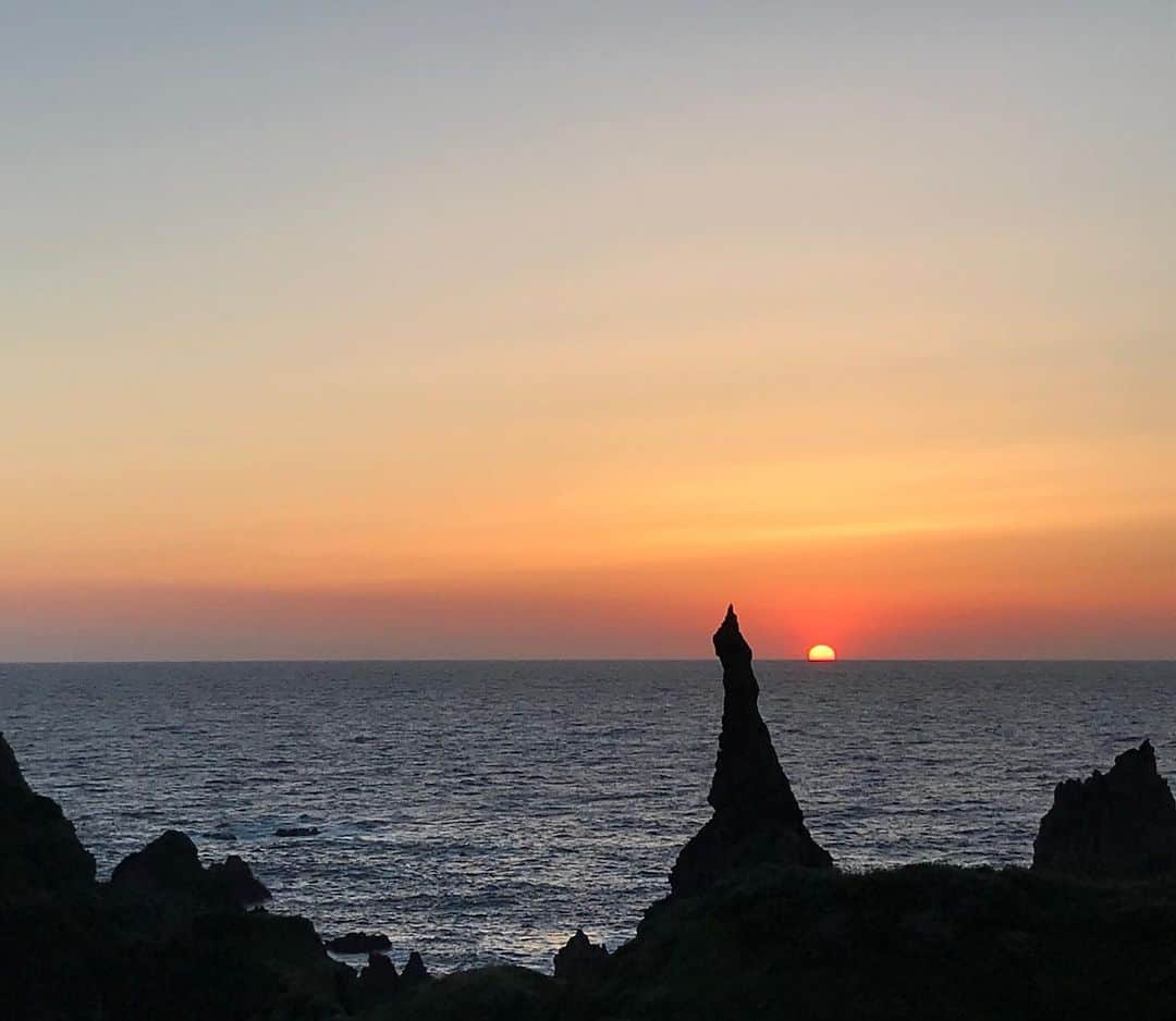 レイヤマダさんのインスタグラム写真 - (レイヤマダInstagram)「隠岐の島は西ノ島。国賀海岸から見える「ローソク岩」に灯る夕日🕯それはそれは美しかったです。 隠岐のお酒 隠岐誉を呑みながらサンセットタイムを待ちました。西日に照らされ、風に吹かれ、久しぶりにボーーっとして心リフレッシュ。 #隠岐の島 #隠岐ユネスコ世界ジオパーク #ジオパーク #島根県 #親善大使 #レイタビ #島前 #西ノ島 #通天橋 #摩天崖 #国賀海岸 #ローソク岩 #夕日 #sunset #隠岐誉」5月28日 12時15分 - rayyamada_dayo