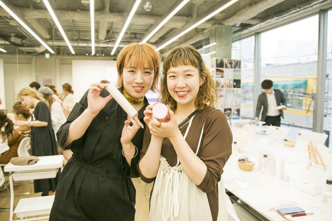 福田瞳さんのインスタグラム写真 - (福田瞳Instagram)「ミリ活in福岡 @mm_no_kimochi  キッカワ（ @cocoon_kikkawa_ ） さんと、阿形 （ @satomi.agata ）さん と、東京、大阪、名古屋、広島、福岡とミリ活ご一緒しました♡ 福田は、美容師さんではないけれど、 移動中や、ミリ活中に聞くお二人の仕事に対する思いなどは、とっても刺激になりました。  mm（ミリ）という、ヘアケア用品の存在を知って、最初は、パッケージに一目惚れをして、「かわいい！ほしい！使いたい！」そんな単純な気持ちから、お仕事をすることになりましたが、 商品を実際に使ってみて、 本当に使い心地がよくて、 これは、みんなにオススメしたい！！って、こころから思いました！ ミリの開発の話や、商品コンセプトなどなど、毎回、なるほど！と思うことや、こうやって生まれたミリへの愛着が、益々湧きました♡  ミリ活を通して、 福田も１mmの努力をつづけて、 ちょっと自分に自信がもてるように日々生きていきたい！と思いました♡  #ミリ活#ミリ#ミリ活福岡」5月28日 12時15分 - fukudahitomi610