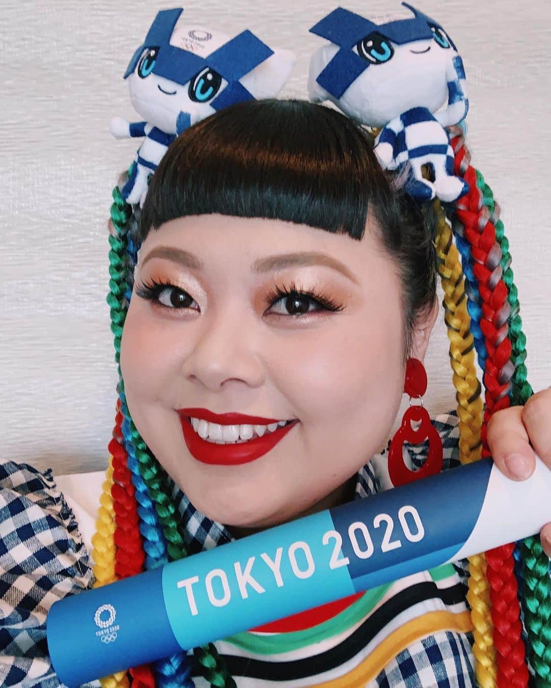 渡辺直美さんのインスタグラム写真 - (渡辺直美Instagram)「東京2020オリンピック 観戦チケット抽選申し込みが本日の5/28までです！！「東京 2020」と検索すればHPが出てくるので、そちらでTOKYO 2020 IDを登録してからチケット抽選申し込みをして下さいませ！  5/9に、BMXの中村輪夢くんと一緒に東京2020オリンピック観戦チケット抽選申し込みスタートしたよーの会に出演しました！  抽選申し込みだから、早く申し込みした順かなとか最終日だからなーとか思っている方！全然関係ないので是非本日中に！！ 2枚目の写真はドラえもんが道具出した瞬間ではございません！w  みんなは何を観戦したいですか？ 私は… 全部みたい…🥺 ！  Wミライトワ🤗 みんなでTOKYO2020盛り上がっていきましょう😘❤️！ Here’s a post about the tickets for the Olympics!  The deadline to apply for your chance to see the 2020 Tokyo Olympics tickets is today, May 28th! If you search “Tokyo 2020” the homepage will come up so register for your Tokyo 2020 ID and join the lottery for your chance to get tickets!  On May 9th, I appeared in the official event with BMX rider Rim Nakamura  @rimbmx to celebrate the start of this ticket lottery to the 2020 Olympics!  It’s lottery style so it doesn’t matter if you applied early or not - please just apply before the deadline, today!  By the way, the second photo is not of Doraemon pulling out one of his gadgets.  What sport do you all want to see?  I want to see.. everything🥺🙏🙏 Everyone, let’s get hype for Tokyo 2020🤗❤️ 😊  #TOKYO2020」5月28日 12時28分 - watanabenaomi703