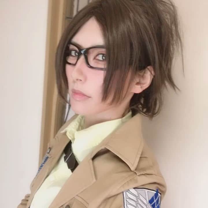 鷹村アオイのインスタグラム：「. なに？ . #cosplay #attackontitan #attackontitancosplay #ハンジさん #ハンジゾエ #コスプレ #コスプレイヤー #コスプレイヤー自画撮り部」