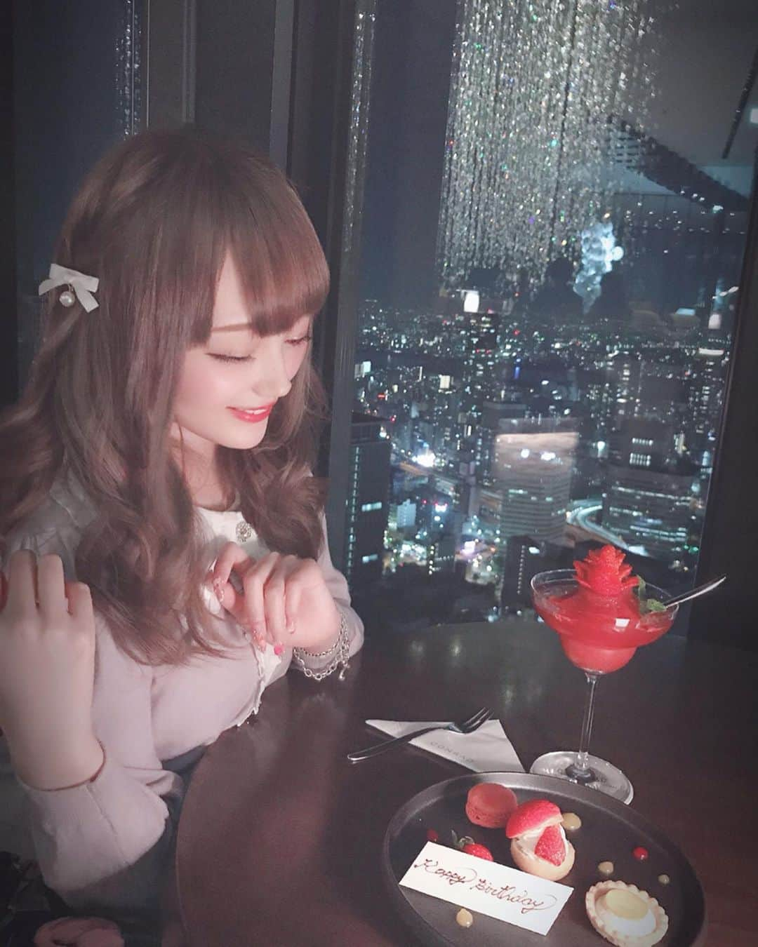 あかりさんのインスタグラム写真 - (あかりInstagram)「お誕生日すぎたけど、のせたいのいっぱいだ！ ごめんねつきあってください😭✨ しゅんかんゎコンラッドですごしたよぉ〜🥰✨ またまたバースデープレートだしてもらっぴゃ。😢🍓❤✨ それといっしょに バースデーカクテルもでてきたんだけど、それが まっかで、🍓も凝ってて、おはなもういてて...めちゃかわいかったぁ❁✿✾💕💕💕」5月28日 12時36分 - akachamxx