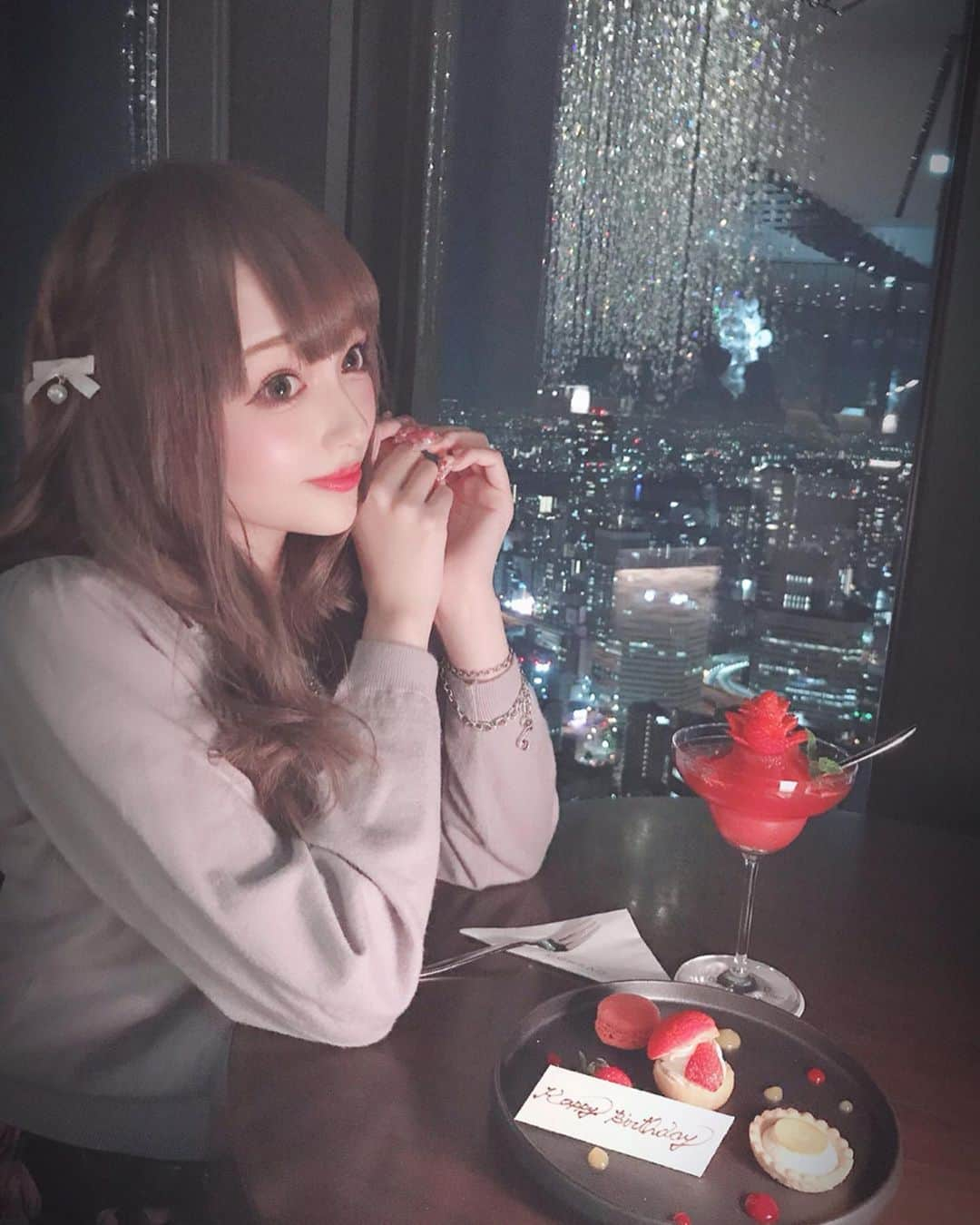 あかりさんのインスタグラム写真 - (あかりInstagram)「お誕生日すぎたけど、のせたいのいっぱいだ！ ごめんねつきあってください😭✨ しゅんかんゎコンラッドですごしたよぉ〜🥰✨ またまたバースデープレートだしてもらっぴゃ。😢🍓❤✨ それといっしょに バースデーカクテルもでてきたんだけど、それが まっかで、🍓も凝ってて、おはなもういてて...めちゃかわいかったぁ❁✿✾💕💕💕」5月28日 12時36分 - akachamxx