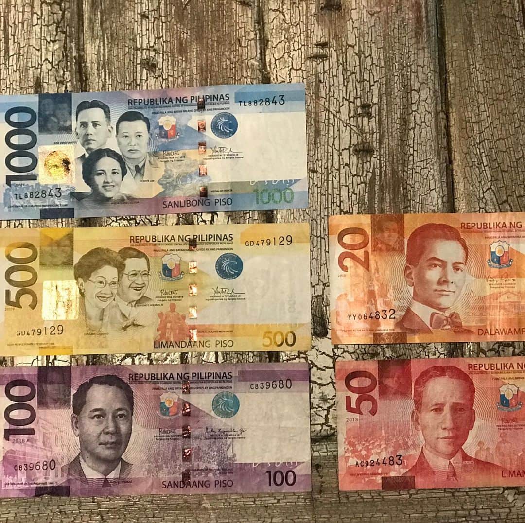 ETHOSさんのインスタグラム写真 - (ETHOSInstagram)「どーも！ かずきです⭐️ ・ 今日はフィリピンで使われてる通過を紹介します💸 ・ フィリピンで使われてる通過はペソで、１ペソ＝2.1〜2.5円です。 ・ なので100ペソは210円ですね。 ・ ・ 日本もお札を一新して、 1万円は渋沢栄一（事業家） 5千円は津田梅子（教育者） 千円札は北里柴三郎（細菌学者） ・ ・ と変わりましたがフィリピンのお札は、1000ペソには人物が3人 500ペソには2人。 ・ 金額が増えるごとに人数が増えるスタイルをとる、 ザ・東南アジアのお札です！🤲 ・ 日本でも1万円札に有名な人物を3人入れたら 「そう来たか！」とネットでざわざわしそうですね😆 ・ ・ ・ 現地では1000ペソは非常に使いにくいお札なので、 ・ 500ペソ以下に両替しておいて タクシーや小さいお店で使うのがコツです。 ・ ちなみに50ペソはセブ島出身で、 第3代大統領だったセルヒオ・オスメニャです☺️ ・ そういえばセブ島には オスメニア・サークルという地名もありますね〜🙆‍♂️ ・ それじゃ！ ・ ・ PS フィリピン留学・生活の基本情報は別アカウント 👇 @ethos_food ・ で情報発信しています！ 良かったらフォローしてね😎 ・ ・ ・ 🇺🇸セブ島でアメリカ英語を学びたい 🇺🇸セブ島で一番小規模でアットホームな学校 🇺🇸アメリカ人講師宅にホームステイにしたい ・ 興味のある方は↓↓をクリック ・ @ethos_cebu (ETHOS公式instgramに飛びます) ・ ♦︎♦︎--------------------------------------------------♦︎♦︎ 【LINEでの留学相談はこちら】 友だち登録をしてくれた方には学校資料を送ります。 ・ 👇LINE ID👇 @usa_cebu (@からはじまります) ・ 《友だち登録手順》 1:友ち登録 ↓ 2:自動返信目メールに返信 (LINE@では自動返信メールに返信をしていただかないと1対1のチャットができなくなっています) ↓ 3:LINEで気軽にご相談 ・ 👇LINE ID👇 @usa_cebu (@からはじまります!) ・ ♦︎♦︎-------------------------------------------- ・ ・ ・ ・ #セブ島 #セブ #フィリピン #ワーホリ #ワーキングホリデー #留学 #セブ島留学 #フィリピン留学 #ホームステイ #海外留学 #語学留学 #短期留学 #ワーホリ生活 #留学中 #留学準備 #海外就職  #高校留学 #セブ島生活 #セブ生活 #フィリピン生活 #東南アジア旅行 #東南アジア好き #留学したい人と繋がりたい #社会人留学 #ワーホリしたい #格安留学 #長期留学  #ロサンゼルス留学 #ニューヨーク留学  #通貨」5月28日 12時36分 - ethos_cebu