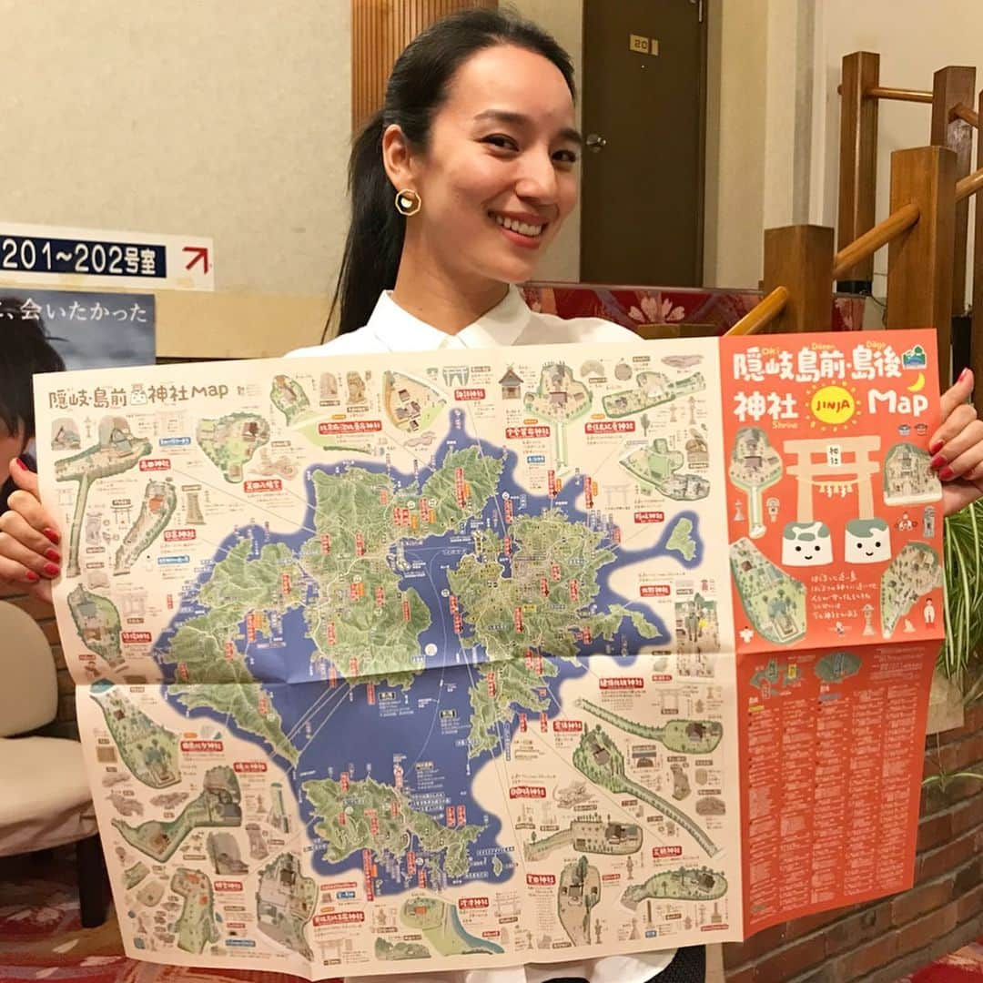 レイヤマダさんのインスタグラム写真 - (レイヤマダInstagram)「今回のレイタビで大活躍だったマップ🗺絵も可愛くて文もユニークで、わくわくする地図。 そして国賀荘さん お世話になりました。とってもいいお宿でした✨隠岐誉も美味！🍶 #隠岐の島 #隠岐ユネスコ世界ジオパーク #ジオパーク #島根県 #親善大使 #レイタビ #島前 #西ノ島 #国賀荘 #隠岐誉」5月28日 12時38分 - rayyamada_dayo