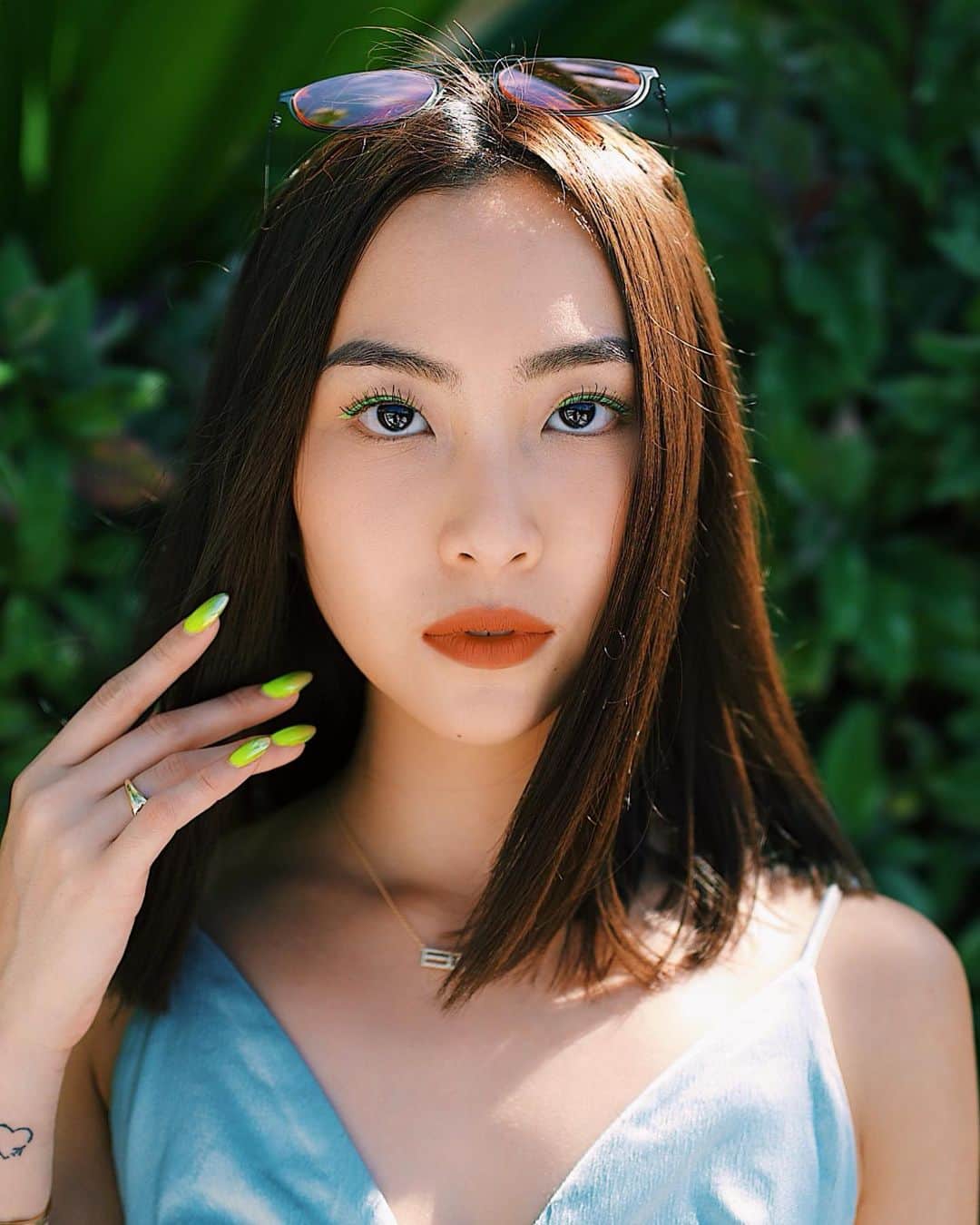ソニアのインスタグラム：「Servin up some luminous lewks today for @tomholland2013 and @johncohen1 💚  Lime eyeliner: @fentybeauty  Lippie: @katvondbeauty Nails: @glitzyfingers Lash lift: @thelashchapter  #MIBInternationalSG #angrybirds2 #FarFromHomeSG #MIBInternational #MIB4 #MIBI @sonypicturessg」