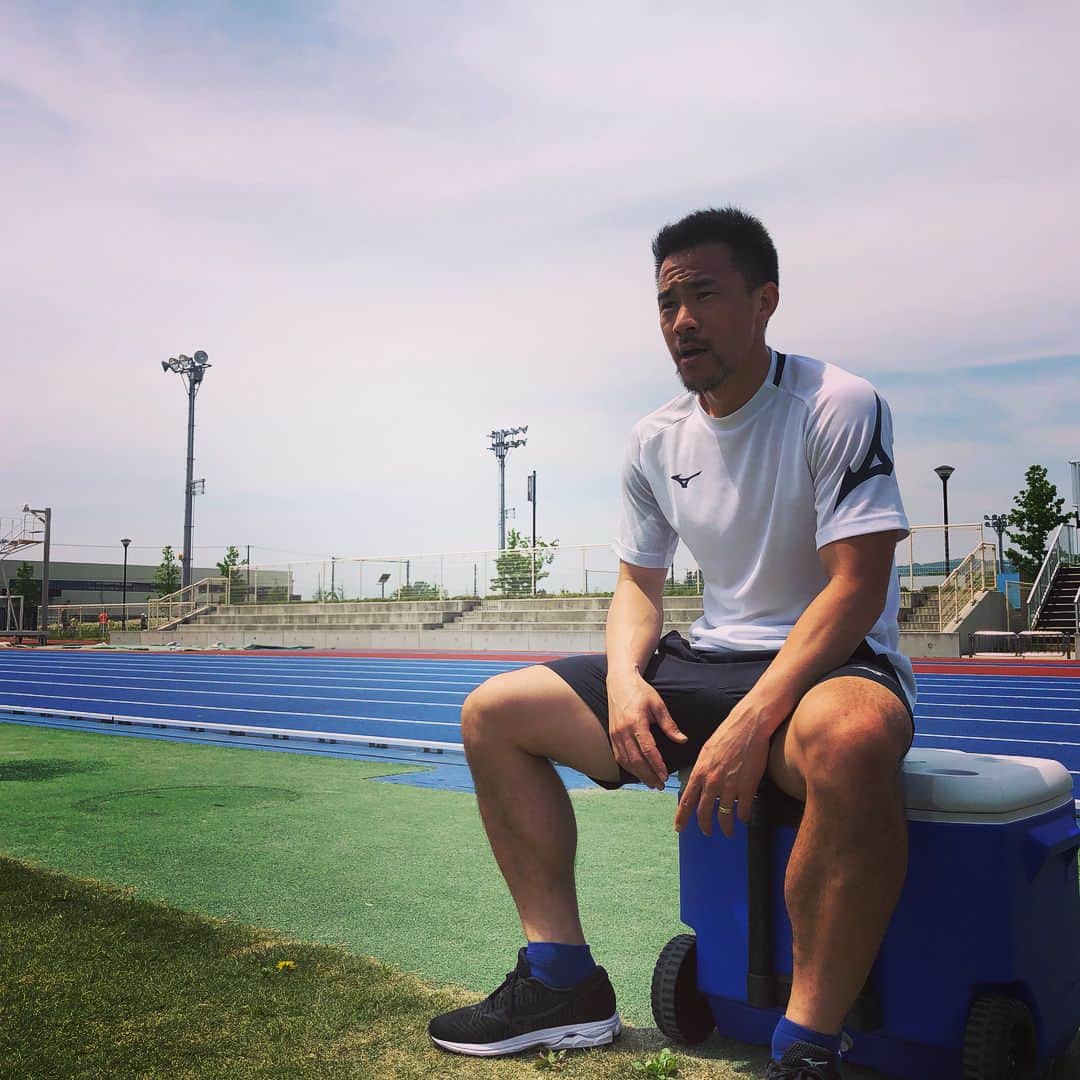 岡崎慎司のインスタグラム：「Training in Nagai -shi  Yamagata prefecture 🙏😊👊 #後ろから杉本先生#長井市のお水が美味しい#けん玉生産日本一#全然絵にならない僕」