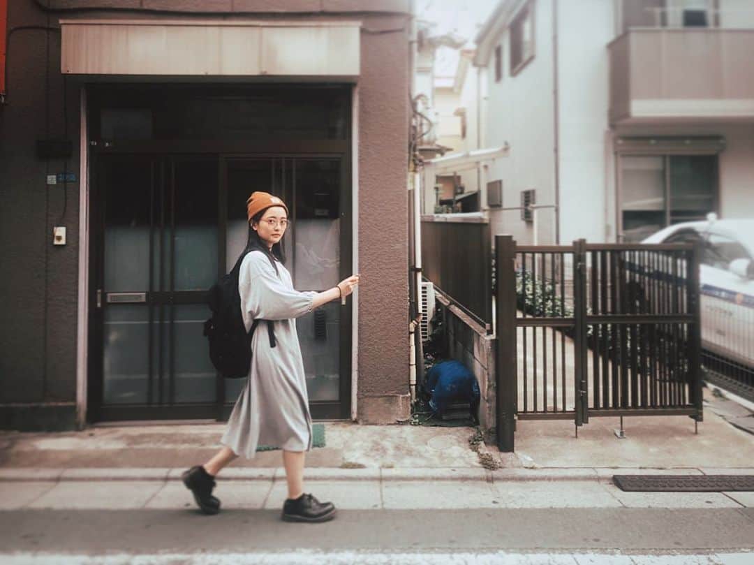 のインスタグラム：「無印良品みたいな女性がテーマな日でした。笑  #無印良品  #ニット帽  #ワンピース  #バックパック  #伊達眼鏡  #zara #drmartens #carhartt」