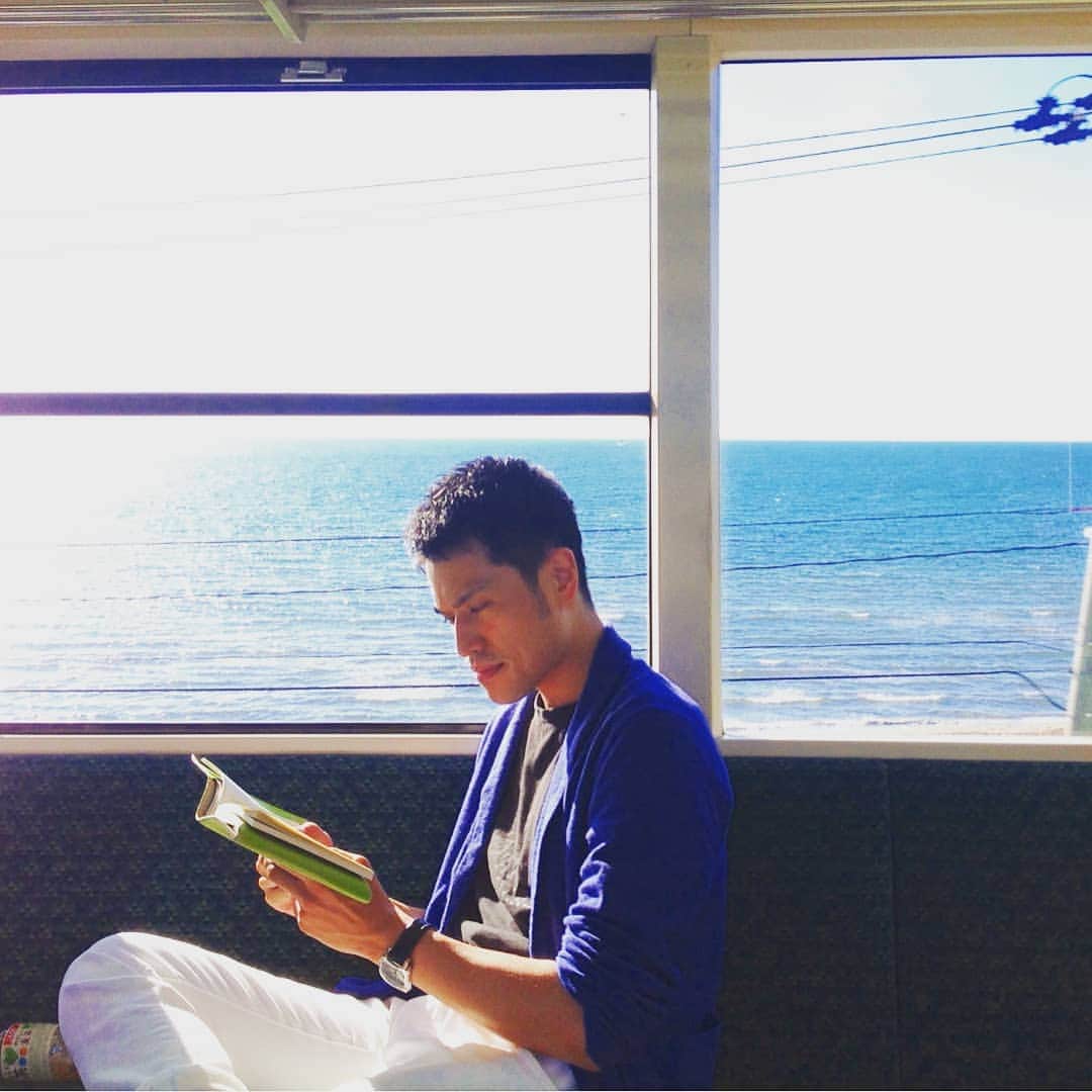 のインスタグラム：「· 大人の休日倶楽部 · 「そうだ、のんびりいこう。」 · #休日 #海 #本」