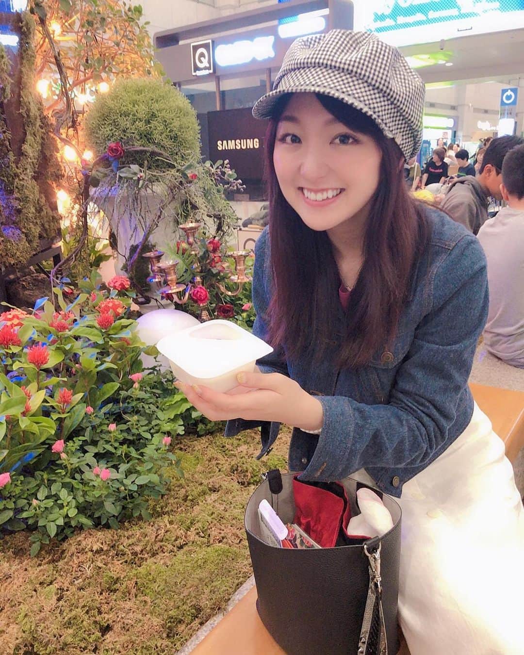 尻無浜冴美さんのインスタグラム写真 - (尻無浜冴美Instagram)「今回の旅で初めて食べたビヨット﻿ なにこれめっちゃうまい！💓﻿ インスタで見つけてからずっと気になってたの！！﻿ 早朝、空港着いた瞬間ソッコー食べた🤤👍﻿ ﻿ チョコリングとか、チョコボールとか、クッキーアンドクリームとか色んな種類があってトッピングをヨーグルトの中に入れて食べる日本にはない形のヨーグルト♪﻿ ﻿ ﻿ ﻿ ﻿ #ビヨット﻿ #viyott﻿ #yoghurt #ヨーグルト﻿ #韓国 #韓国土産 #韓国旅行 #korea ﻿ #ビヨットゥ#topping﻿ #비요뜨  #ソウル﻿ #アイムリアル #imreal #イチゴジュース  #韓国コンビニ #ロッテマート  #流行りに乗ってみた」5月28日 12時58分 - saemi_shinahama