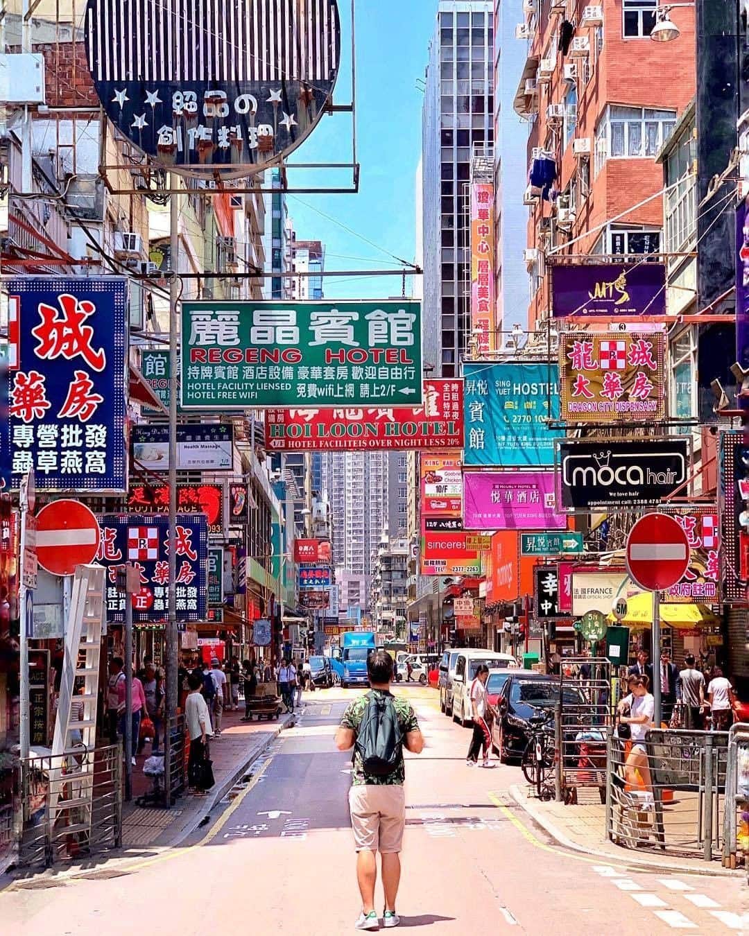 Discover Hong Kongさんのインスタグラム写真 - (Discover Hong KongInstagram)「The number of signs in Mong Kok is remarkable! 旺角滿街密麻麻的廣告牌，真是獨一無二的都市風景！ モンコックといえば看板！ 📷: @harvylao #DiscoverHongKong #repost」5月28日 13時01分 - discoverhongkong