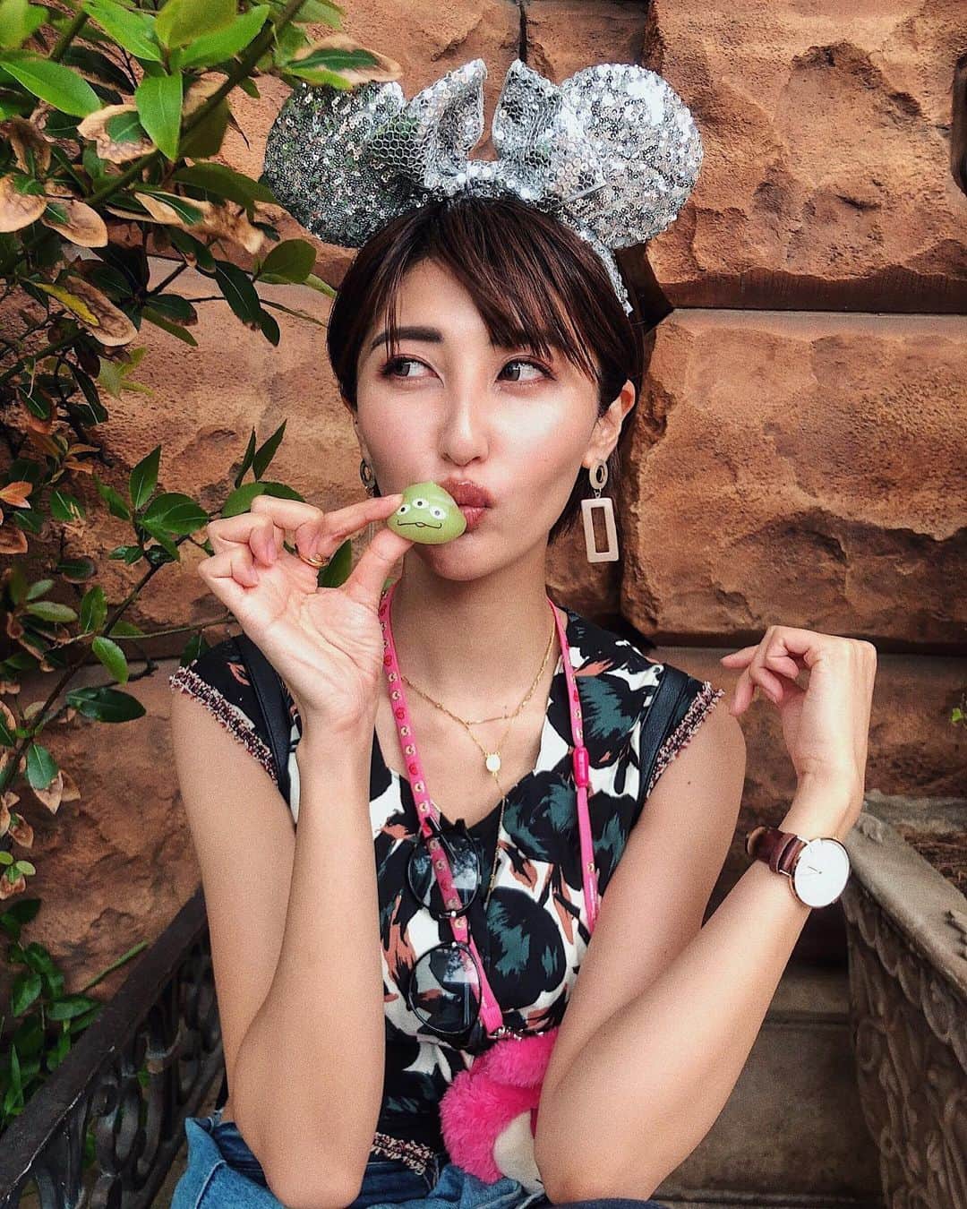 Lisaのインスタグラム：「. 念願のリトルグリーンまん🐭🎡🎠🏰 . 雨は降らなくてよかったけど とりあえず強風🍃 #ディズニー#ディズニーシー#disneysea#disney#飲んで食べてばっかり#意外と混んでます#1年ぶりディズニー#太って帰ります#リトルグリーンメン#リトルグリーンまん #instadaily#instagood#instasize#instapic#instamag #instalike#like4like#camera#fun#love」