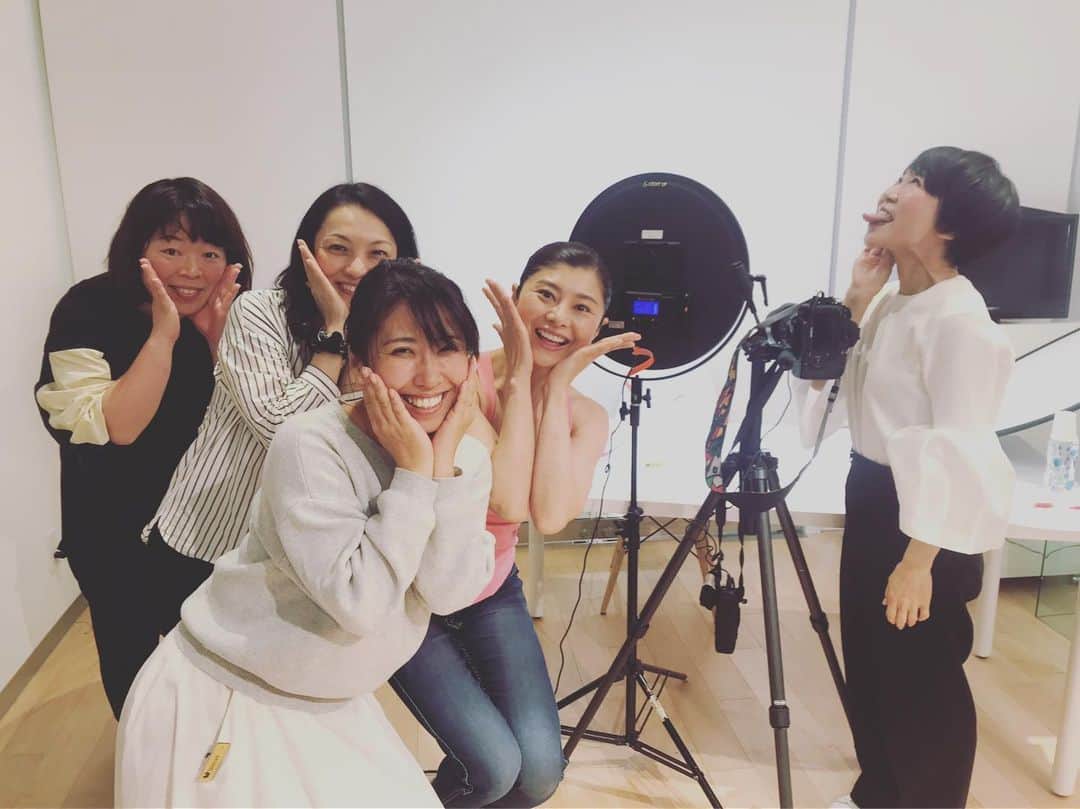 間々田佳子のインスタグラム：「撮影楽しかったです！ ありがとうございます😊✨💕 #間々田佳子  #顔ヨガ #表情筋トレーニング」