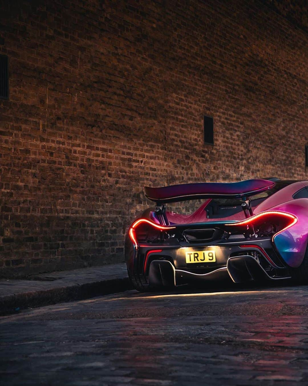 CARLiFESTYLEさんのインスタグラム写真 - (CARLiFESTYLEInstagram)「McLaren P1 unicorn. Thoughts? Photo by @alexpenfold #carlifestyle @joshkj #McLarenP1」5月28日 13時11分 - carlifestyle