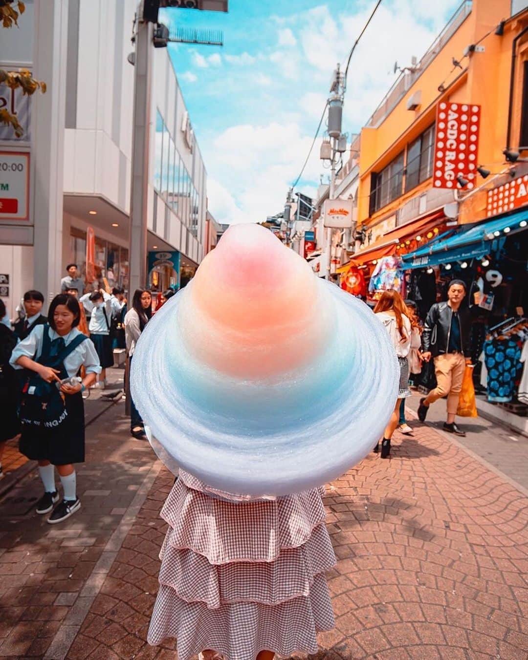 TOTTI CANDY FACTORYのインスタグラム：「Woah. Just. Woah. 🌈 Thank you for coming!  ご来店ありがとうございます😊 Photo by: @yallamelo . #repost#cottoncandy#instagood」