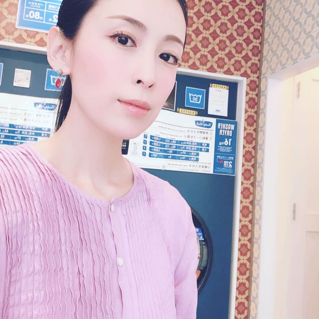 雛形あきこさんのインスタグラム写真 - (雛形あきこInstagram)「梅雨が来る前に掛け布団と枕を洗うよ❗️ #旦那さんはお仕事 #来たかったかもだけど #もう洗うってしまう #梅雨前にスッキリ」5月28日 13時16分 - akiko_hinagata