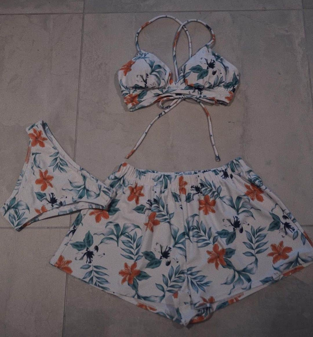 佐野真依子さんのインスタグラム写真 - (佐野真依子Instagram)「■ Botanical 3piece Swimwear ¥10,000 IVORY GRAY ビスチェ型のTOPSと ハイウエストショートパンツと シンプルボトムを合わせたSWIMWEAR３点セット❤︎ ビスチェ型とハイウエストショートパンツで露出を少なくしっかりウエスト、ヒップ周りの体系を カバーしてくれる ３点セットです❤︎ 繊細なボタニカル柄が上品にもヘルシーにも魅せてくれる１着🌼 バックスタイルは抜け感のあるカッティングデザインにクロスしたリボンをデザインしました❤︎ TOPSとシンプルボトムの２点でもお楽しみ頂けます❤︎ 取り外し可能なレモンパット付きでバストのボリュームをお好みに調整できます❤︎ シンプルボトムは浅すぎず深すぎない程よいカットで美しいヒップラインに❤︎ IVORYベースボタニカル柄 GRAYベースボタニカル柄 の２色をご用意しました❤︎ @trunc88_official  #trunc88」5月28日 13時16分 - sanomaisanomai