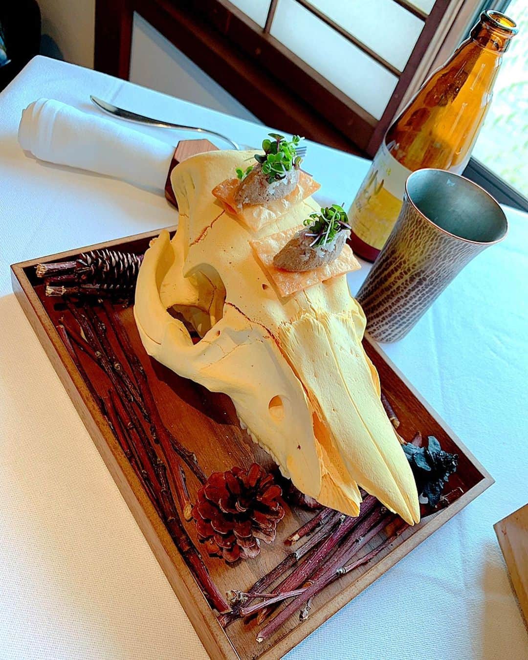 百合華さんのインスタグラム写真 - (百合華Instagram)「新潟県の三条市にある『魚善 （Restaurant Uozen）』にて、新潟県の特産物を使った生命を感じられる素敵なディナータイムを過ごしてきました🥰﻿ ﻿ ✨Chasse（猟）Peche（漁）Nature（自然）✨﻿ ﻿ 猪やツキノワグマのお肉を使った一口サイズの素敵なアミューズ達が、猪の頭蓋骨や苔などを使った独創的な器に盛り付けられ、視覚でもワクワクさせてくださるシェフのおもてなしに早速感激しちゃいました❤️﻿ ﻿ 自家製のパンに添えられている新潟県佐渡島産のバターが新潟県の型になっていたり、終始新潟県を感じながらのコース料理に驚きと感動が続きます🎶﻿ ﻿ #新潟県 ﻿ #新潟三条 ﻿ #フレンチ ﻿ #魚善 ﻿ #Restaurantuozen ﻿ #ディナーコース ﻿ #猟師 ﻿ #漁師﻿ #自然﻿ #ディナータイム﻿ #新潟県産﻿ #特産物﻿ #驚きと感動﻿ #アミューズ﻿ #amuse」5月28日 13時19分 - yurika.lovelily