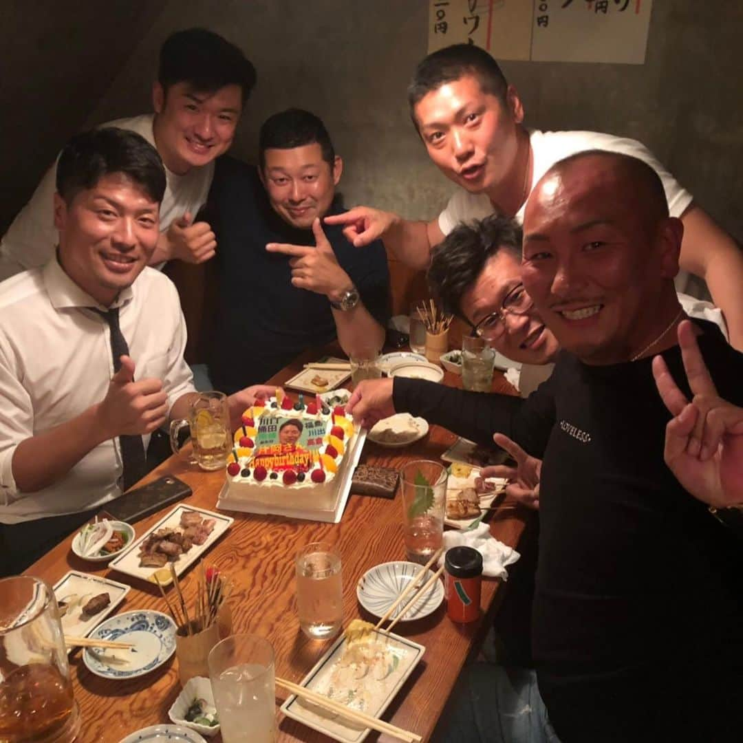 片岡洋介さんのインスタグラム写真 - (片岡洋介Instagram)「2019年05月26日 37歳になりました。  何歳になっても誕生日は嬉しいですね😃 集合写真がないのが残念です💧  続けて同級生の集まり、57会のメンバーにもお祝いしていただきました。  改めて色んな人に支えられて助けられてるなぁと実感しました。 良い人に恵まれて幸せ者です。 57会メンバー 本当にありがとうございました。  良い歳に出来るように動いていきます！  #誕生日 #感謝」5月28日 13時28分 - katachan.34