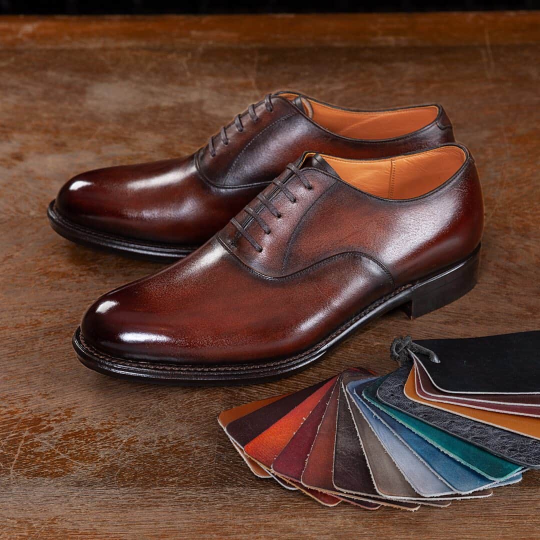 ケイウノさんのインスタグラム写真 - (ケイウノInstagram)「【オーダーメイド紳士靴　ー味わい深い色合いを楽しむ「パティーヌ」ー】 「パティーヌ」とは、革の染色技法のひとつ。 通常は染色済みの革で靴を製作するのに対し、パティーヌの靴は未着色の革で靴を製作した後に、職人の手作業により色を幾重にも重ねて染色をしていく、という違いがあります。 . 靴のデザインに合わせて淡い色から濃い色を丁寧に重ね、深みのあるグラデーションを作っていきます。 一足一足手作業で染め上げる靴は、まさにふたつとない一点もの。 奥行き感のある上質な風合いをお楽しみいただけます。 . 「失敗の許されない慎重な作業ですが、お客さまが素敵な靴で楽しくお出かけされる姿を思い浮かべながら、ワクワクとした気持ちで染色をしています。」 と話してくれた写真の職人も、大の革好き。革への愛情が伝わってくるようです。 . 写真4枚目（最後）の完成画像 ■オーダーメイド紳士靴 パティーヌ仕様（モカブラウン） ￥68,000（納期：約2か月半） . ■紳士靴対象店舗 ケイウノ横浜元町店 ケイウノ新宿西口オーダーメイドサロン ケイウノ本山本店　※8月31日まで ケイウノ梅田店 . . . #ケイウノ #ケイウノメンズ #紳士靴 #革靴 #オーダーシューズ  #ビスポーク靴 #アパレル #ビジネスファッション #オーダーメイド #ビスポーク #オーダー靴 #ビジネスシューズ #ドレスシューズ #メンズシューズ #世界にひとつ #かっこいいお父さん #パティーヌ #パティーヌシューズ #パティーヌ手染め #足元倶楽部 #足元くら部 #革靴好き #patinashoes #bespokeshoes #mensfashion #bespoke #coordinate #gents #gentsfashion #madeinjapan」5月28日 13時32分 - k.uno_official