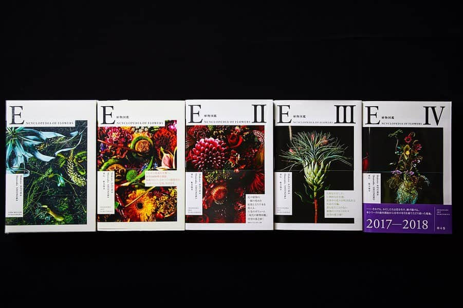 東信さんのインスタグラム写真 - (東信Instagram)「ENCYCLOPEDIA OF FLOWERS IV 植物図鑑 「植物図鑑」シリーズ開始から10年。年月を経てたどり着いた圧巻の境地。 「1万本の花束を本棚へ」ではじまった記念碑的な第1巻から、「花と時代」をテーマにこの時代の美と変遷を、生涯、定点観測で記録し続けること、挑み続けることを宣言した第2巻。そして五大陸から成層圏までに及ぶプロジェクトを敢行する「花と地球」をテーマにした第3巻。こうして時空間を超越し突き進む作家による第4巻にいたっては、花と人間の関係を省みて、その原点を問う。そもそも人間は原始時代から花を他者に捧げる習慣があった。しかも、それは今日でも変わらない習慣だ。古今東西、花を捧げる行為は普遍なのだ。この想いを信念に、東信と椎木俊介は本書を編んだ。すべての人々に、これらの花々を、この本を捧げるために。累計4万部を達成する究極のシリーズ、新展開。 著者：東 信 写真：椎木 俊介 □ 判型：B5 □ 総頁：496 頁( 仮) □ 製本：並製 □ 定価：3,200円＋税 □ISBN978-4-86152-738-8 C0072. #tokyo#photography#flowers#botanicalart#botanicalphotography#makotoazuma#azumamakoto #amkk #amkkproject #東信花樹研究所 #shiinokishunsuke #encyclopediaofflowers#東信#椎木俊介#植物図鑑」5月28日 13時38分 - azumamakoto