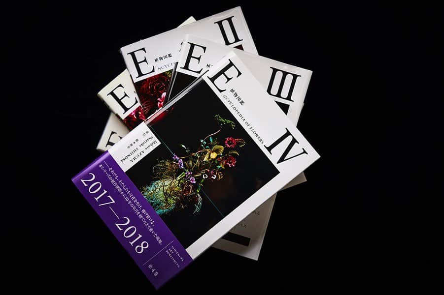東信さんのインスタグラム写真 - (東信Instagram)「ENCYCLOPEDIA OF FLOWERS IV 植物図鑑 「植物図鑑」シリーズ開始から10年。年月を経てたどり着いた圧巻の境地。 「1万本の花束を本棚へ」ではじまった記念碑的な第1巻から、「花と時代」をテーマにこの時代の美と変遷を、生涯、定点観測で記録し続けること、挑み続けることを宣言した第2巻。そして五大陸から成層圏までに及ぶプロジェクトを敢行する「花と地球」をテーマにした第3巻。こうして時空間を超越し突き進む作家による第4巻にいたっては、花と人間の関係を省みて、その原点を問う。そもそも人間は原始時代から花を他者に捧げる習慣があった。しかも、それは今日でも変わらない習慣だ。古今東西、花を捧げる行為は普遍なのだ。この想いを信念に、東信と椎木俊介は本書を編んだ。すべての人々に、これらの花々を、この本を捧げるために。累計4万部を達成する究極のシリーズ、新展開。 著者：東 信 写真：椎木 俊介 □ 判型：B5 □ 総頁：496 頁( 仮) □ 製本：並製 □ 定価：3,200円＋税 □ISBN978-4-86152-738-8 C0072. #tokyo#photography#flowers#botanicalart#botanicalphotography#makotoazuma#azumamakoto #amkk #amkkproject #東信花樹研究所 #shiinokishunsuke #encyclopediaofflowers#東信#椎木俊介#植物図鑑」5月28日 13時38分 - azumamakoto