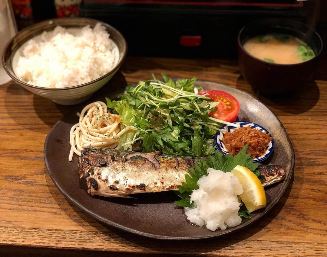 岡峰光舟さんのインスタグラム写真 - (岡峰光舟Instagram)「焼き魚の定食にサラダがついてくるのもありがたいのう🐟#さばの塩焼き」5月28日 13時42分 - kohshuokamine