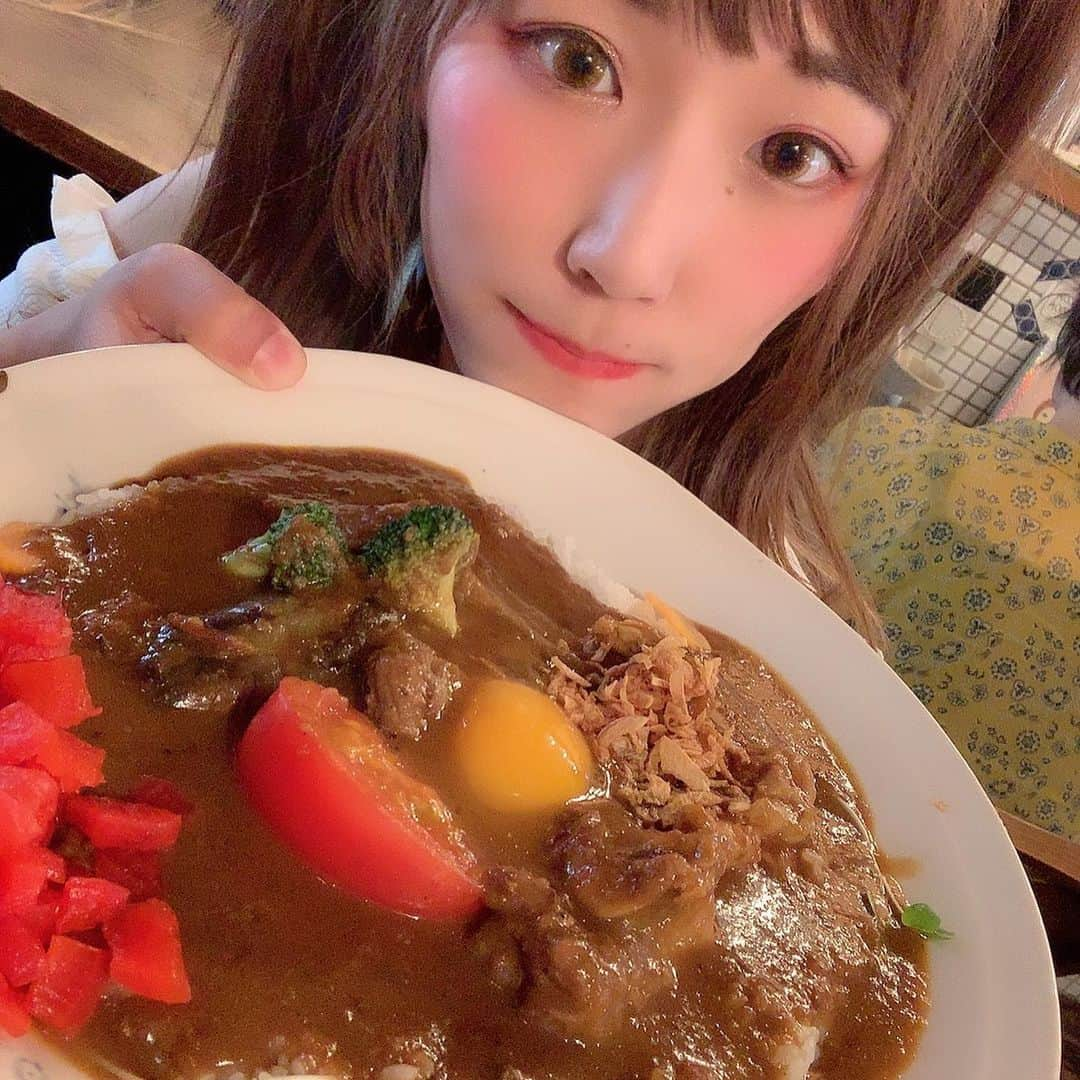 卯渚さやかさんのインスタグラム写真 - (卯渚さやかInstagram)「茄子おやじ(下北沢) うなが頼んだのは スペシャル(ちきん、びーふ、やさい) にたまご🥚 見た目は普通のおうちカレーかな？ って思いますが 柔らかく煮込まれたお肉に野菜の旨みが溶けだしていて 甘スパイシーな大人カレーでした🙏🏻✨ 店内は古民家のような おっきいスピーカーがあったり インスタ映え間違いなしの店内でした🙏🏻 #カレー報告 #カレー伝導師 #カレーライス #下北沢カレー #カレー #curry #japancurry #curryrice  #うなぎひまわり #カレー大學エンタメ部 #茄子おやじ」5月28日 13時54分 - unapiiiiiii