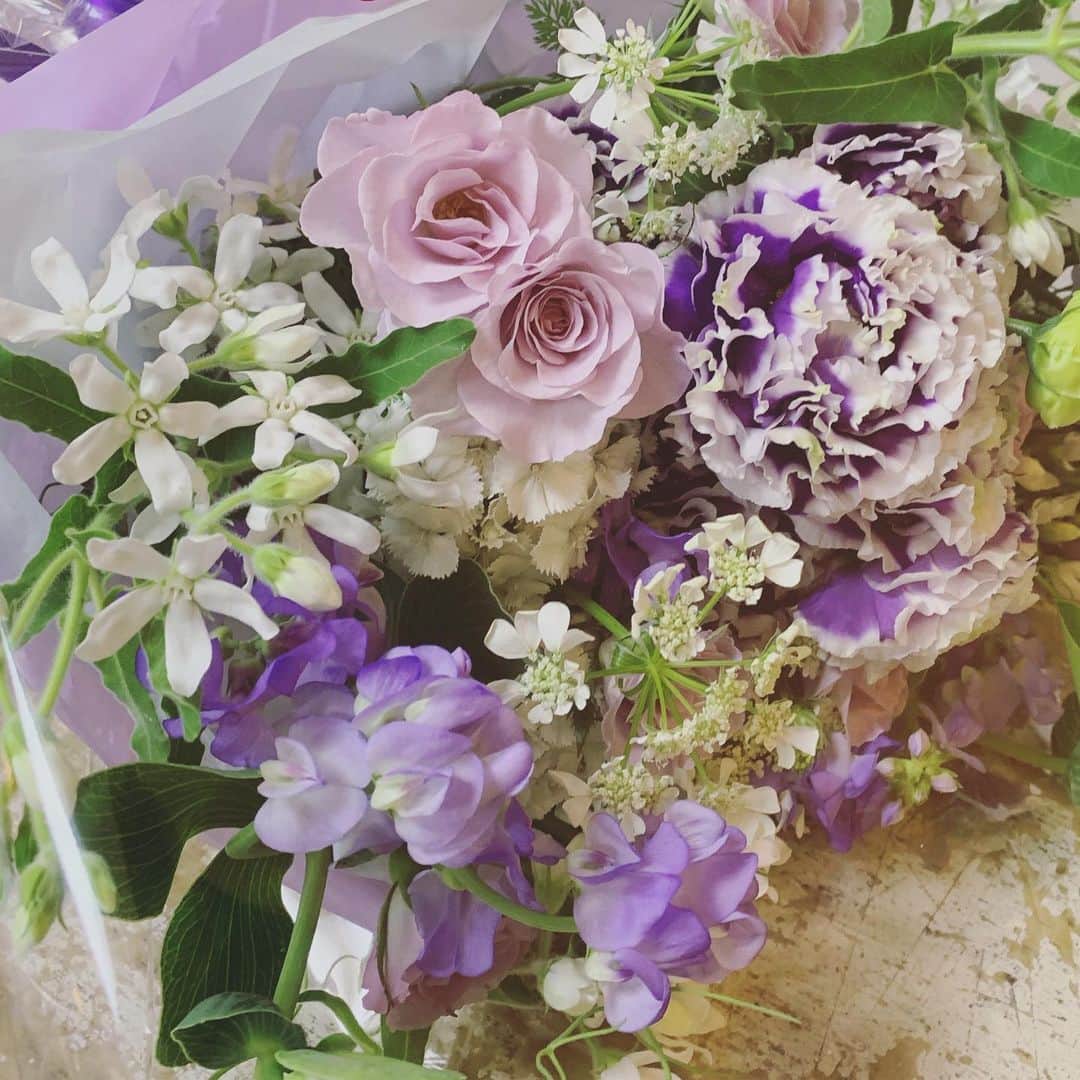 中林美和さんのインスタグラム写真 - (中林美和Instagram)「仕事の合間にお花屋さんまで。 . 5月生まれの大切な友達へ。 お花は贈られることも 嬉しいけど、 贈ることはもっと大好き。 . 優しい彼女を思い浮かべて選んだら、 綺麗な淡い色のブーケができました。 . . #花のある暮らし#自分にも#オレンジ色のお花を#私はできないけど#おばあちゃんは華道家#その影響かな#お花大好き」5月28日 14時06分 - miwanakabayashi