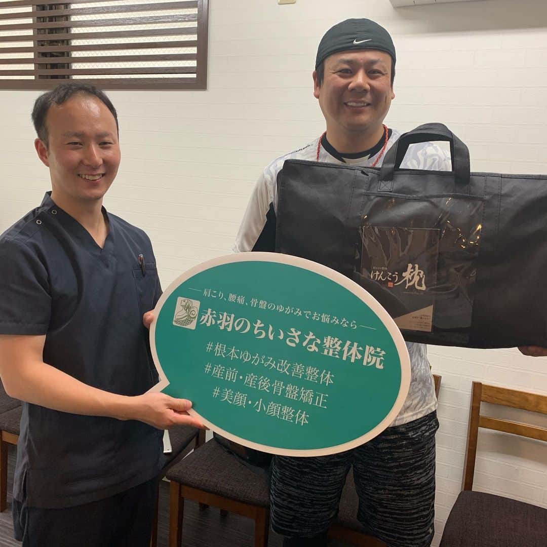 増渕竜義のインスタグラム：「今日も行ってきました^ ^ ボディメンテナンス😊 僕愛用のこの枕‼︎今まで使ってきた中で1番良いので是非オススメします‼︎全く身体に負担がかかりません‼︎ ↓ちいさな整体院↓ https://rac-n.com/  引き続き僕の投稿を見たと言ってもらえると割引されます^ - ^  #野球#スポーツ#プロ野球#増渕竜義#整体#枕#快眠#赤羽#ちいさな整体院」