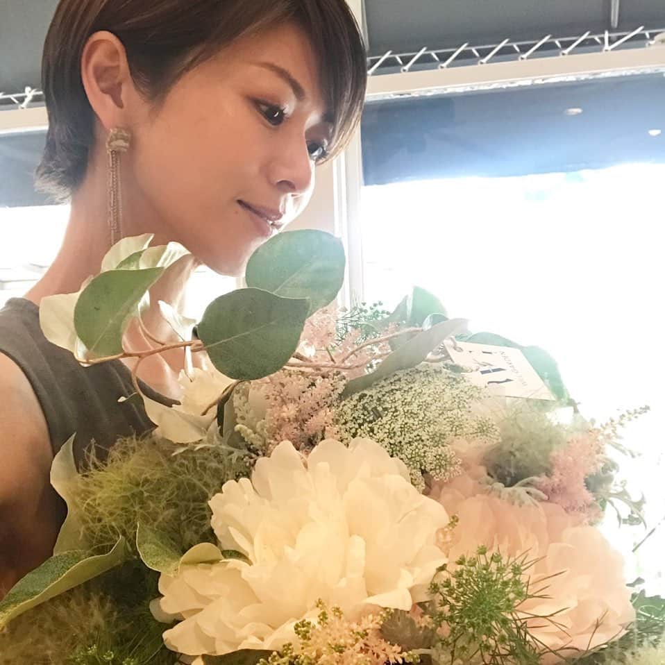 畑野ひろ子のインスタグラム：「@willgarden_official  芍薬のブーケレッスン。  #flower #flowers #bouquet #lesson #willgarden #芍薬 #アンジェロコート東京」
