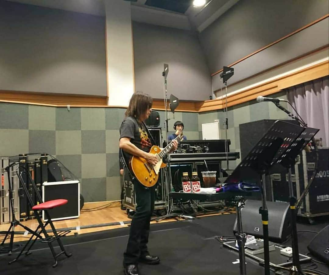 B’zさんのインスタグラム写真 - (B’zInstagram)「B'z Rehearsal!! #Bz #Newlove #Wholelottanewlove #Livegym」5月28日 14時08分 - bz_official_insta