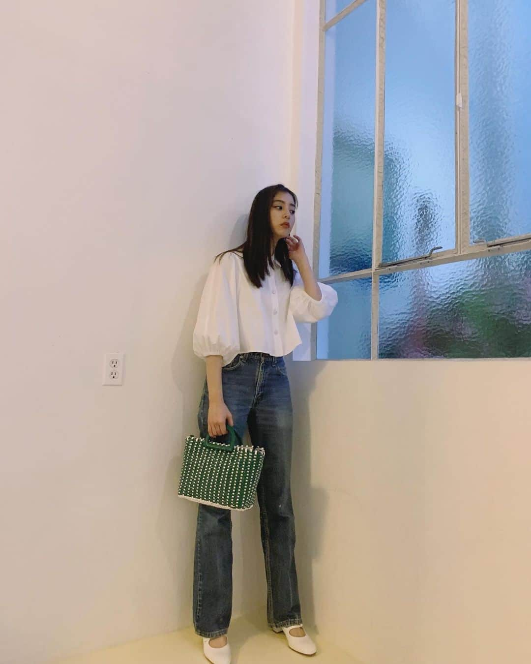 新木優子さんのインスタグラム写真 - (新木優子Instagram)「私服  tops : @zara  denim : @levis_japan  shoes : @carelparis  bag : @zara  大好きな白ブラウスにデニムの日♡ アクセをつけ忘れた、、泣」5月28日 14時32分 - yuuuuukko_