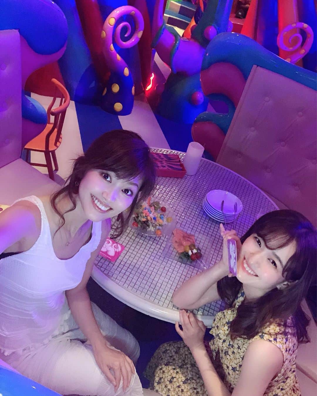 のインスタグラム：「今更ながら… KAWAIIMONSTERCAFE初体験🌈 ❤️💙💚💛💜🧡🖤💖 美有‎ℂᑋᵃᵑ*✦⋆と💓 店内もお料理も驚く程カラフル🐰🐴🐮🎀 だけどお味はすごく美味しい‼️ 世界観が夢の中の世界で💜 完全に連れていかれました🎶 9割以上海外の観光客の方々だった🇯🇵*⋆✈︎🌏 * 日替わりでショー内容も違うみたいだから また違う曜日に行ってみたいなぁ💜 ✼••┈┈┈┈┈┈┈┈┈┈┈┈┈┈┈┈••✼ #KAWAIIMONSTERCAFE #harajuku #restaurant #tokyorestaurant #colorful #sweet #rainbow #rainbowfoodparty #カワイイモンスターカフェ #tokyonight #monsterpalace #カフェ巡り #フォトジェニック #famousspot #グルメ部 #foodpic #foodie #原宿ディナー #dinner #女子会 #原宿グルメ #飯テロ #ディナー #食べスタグラム #instafood #japanesegirl #japanesefood #foodstagram #フードスタグラム #foodoftheday ✼••┈┈┈┈┈┈┈┈┈┈┈┈┈┈┈┈••✼」