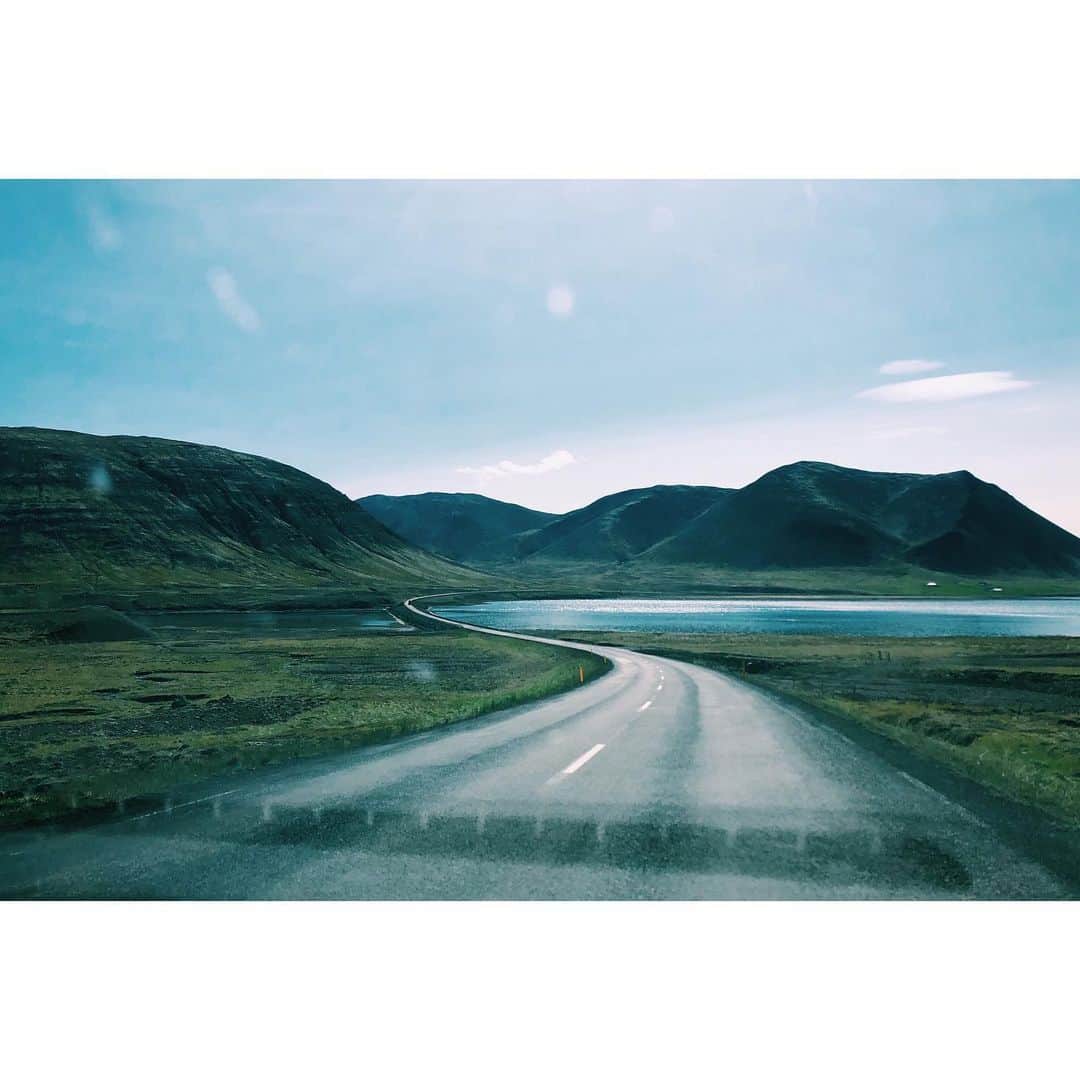 雪浦聖子さんのインスタグラム写真 - (雪浦聖子Instagram)「アイスランド2日目。レイキャビークから北上して温泉がグツグツ湧いてる場所やソフトクリームみたいな形の山など見てまわる。 行った先もいいけど道中の景色がいい。木が全然生えてなくて、普段みてる景色と全然違う。大好きな苔の大地にも会えた。温泉を運ぶパイプラインもみつけてちょっと元太良くんみたいな写真も撮れた（うそですすみません）。 木はないけど初夏らしく草や花が元気。羊が子ども連れ（ほぼ必ず親一頭と子供二頭がセット）で、ああ今、ここはここなりにあたたかくて生命の活動が活発な季節なんだなあと思う。 だがしかしさすがアイスランド、これを書いてるキャンプ場は1℃くらい。寝袋に埋もれてる。 ご飯はガスで沸かすヤカンと使い捨てタイプ（あみの蓋がついたアルミの容器に炭とヒラヒラの着火剤がはいってる。初めてみた。）のコンロでパスタ。ご飯、アルファ米で行こうかと思ってたけど、少しは作ろうということになり最低限。 夜はお風呂がわりにプールへ。温度の違う温泉のお風呂がたくさんあって、スライダーもあって、温まったり遊んだり、老若男女が楽しんでて良かった。 レイキャビークの、温泉を供給する基地も良かった。最後の写真。ガラス張りの回転レストランがある。温泉と共にある国。」5月28日 14時28分 - sneeuw_y