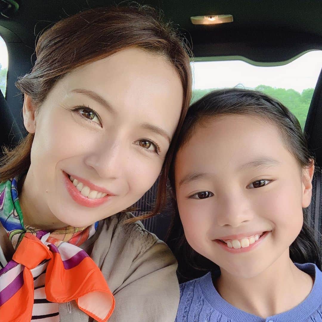 若林翔子さんのインスタグラム写真 - (若林翔子Instagram)「* * 今日はこの3人家族でした😉  爽やかなパパと可愛らしい娘ちゃん…撮影が終わったら、なんだかみんなで名残惜しくなってしまうくらい仲良くなれました笑🤣 もっといっしょにいたかったなーー😭  娘がいたらこんな感じかー❤️ と妄想が膨らみニヤニヤしてしまった若林でした🤤  今日撮影したもの、公開になったらまた見てね🤗 * * #福島 #CM #撮影 #仲良し #家族 #意外に父さんがめちゃめちゃ元気笑 #柴悠太 さん #プロ意識の高い小学三年生 #みやびちゃん #かけっこで本気になってしまう母 #若林翔子 #モデル #タレント #宮城 #仙台 #東京」5月28日 14時34分 - shokowakabayashi1685