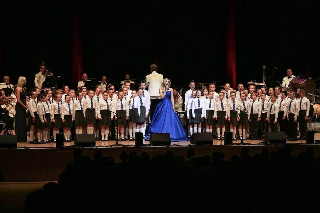 キャサリン・ジェンキンスさんのインスタグラム写真 - (キャサリン・ジェンキンスInstagram)「Thank you to the wonderful Ebrington Primary School Choir for their beautiful performance last night. So impressed with these young singers! Thank you Belfast for a great end to a great tour!」5月28日 14時35分 - katherinejenkinsobe