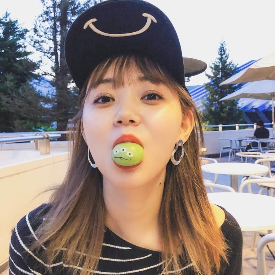 江野沢愛美さんのインスタグラム写真 - (江野沢愛美Instagram)「美味しいリトルグリーンまん☺︎ これはなに味でしょうか🍡 そしてサインカレンダーは今日の17時までのご注文の方までです！注文はストーリー見てね☺︎ 本日20時からはインスタライブ です😌よろしくです！ #全部この味になったらいいなってくらいに好きな味」5月28日 14時37分 - enosawa_manami