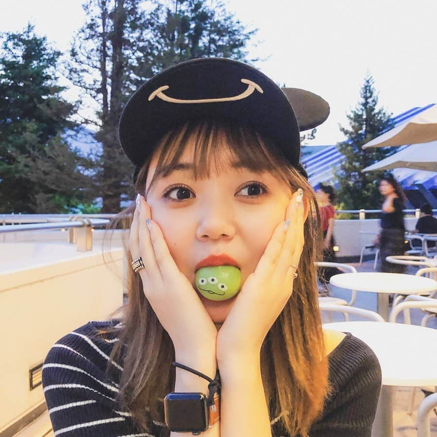 江野沢愛美さんのインスタグラム写真 - (江野沢愛美Instagram)「美味しいリトルグリーンまん☺︎ これはなに味でしょうか🍡 そしてサインカレンダーは今日の17時までのご注文の方までです！注文はストーリー見てね☺︎ 本日20時からはインスタライブ です😌よろしくです！ #全部この味になったらいいなってくらいに好きな味」5月28日 14時37分 - enosawa_manami