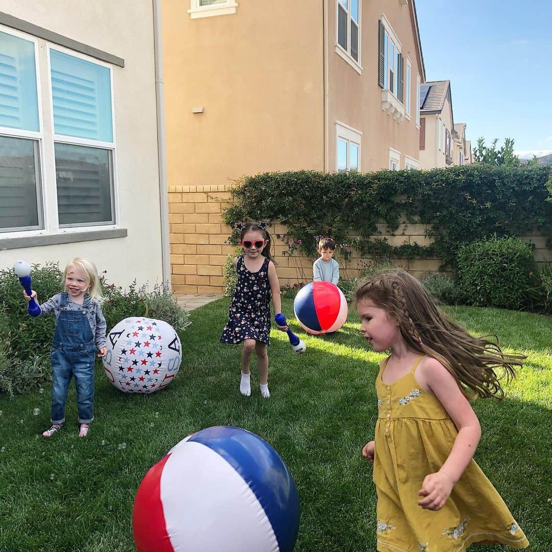 フリーディアさんのインスタグラム写真 - (フリーディアInstagram)「Being surrounded by true friends is the best way to spend the day! Two #memorialday parties back to back with close friends that we can call family is seriously a day well spent. We think we need more of these days. You  know who you are,Thank you for being the bestest! アメリカは3日間の休日だったよ。仲の良い友達と過ごすのが本当に最高な過ごし方。ファミリーと言える友達がいる事が本当に嬉しい事で。もっとこういう日が必要だね。友達を大切にね！！#friends #family #party #kids #toddlers #closefriends #longfriends #friendsforlife #love #greatday」5月28日 14時37分 - friediamn