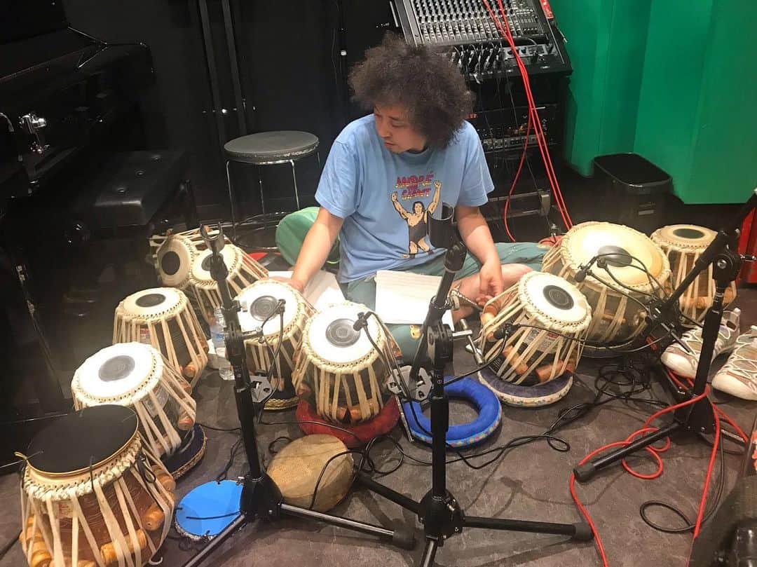 坂本美雨さんのインスタグラム写真 - (坂本美雨Instagram)「ユザーンがタブラの壁の中で『楽器がない…』って言ってた。 だれか、いろんな音が出せる楽器あげて。」5月28日 14時44分 - miu_sakamoto