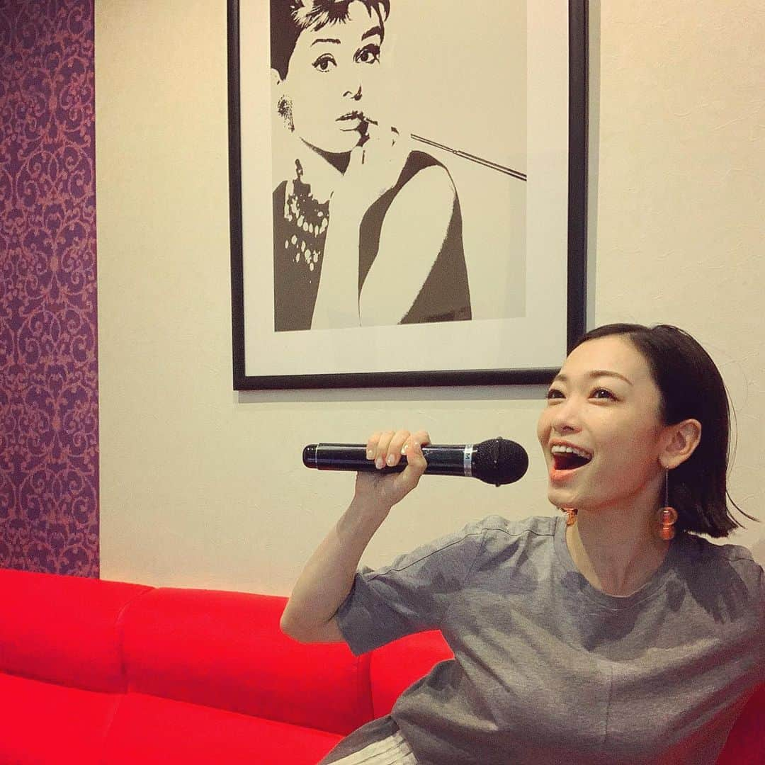 西田あいさんのインスタグラム写真 - (西田あいInstagram)「今日はコンサートのバンドリハ🎤 そして夜は東海テレビ「SKE48のバズらせます!」24:25〜OAだよ★ ASMRを！ニシアイチャンネルを！知ってもらえる良い機会になるといいなっ🙏 ・ ・ 写真は、オードリーと西田あいとカラオケなう的なやつにどう？と思ってセルフタイマーで撮ってみたやつ！ ・ #asmr #ニシアイ #ニシアイチャンネル #ske48バズ」5月28日 14時48分 - nishidaai