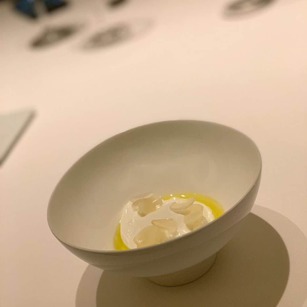 吉田美紀さんのインスタグラム写真 - (吉田美紀Instagram)「・ なんて美しい…✨ デザートに出てきた華やかな飴細工🌹 お土産にいただいてきました！ ・ 今回も素晴らしいお料理ばかり。 ・ 毎回新しい発見ばかりで ドキドキの連続です✨✨ ・ たくさん飲み食べ、そしてよく喋るメンバー。 ・ いつも最高の時間です♡ ・ #frence #quintessence #tokyogourmet #tokyorestaurant #カンテサンス #フレンチ #東京グルメ #東京レストラン」5月28日 14時54分 - miki__yoshida