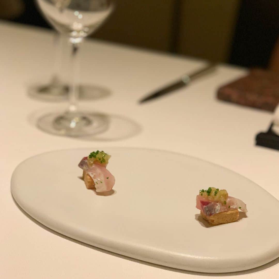 吉田美紀さんのインスタグラム写真 - (吉田美紀Instagram)「・ なんて美しい…✨ デザートに出てきた華やかな飴細工🌹 お土産にいただいてきました！ ・ 今回も素晴らしいお料理ばかり。 ・ 毎回新しい発見ばかりで ドキドキの連続です✨✨ ・ たくさん飲み食べ、そしてよく喋るメンバー。 ・ いつも最高の時間です♡ ・ #frence #quintessence #tokyogourmet #tokyorestaurant #カンテサンス #フレンチ #東京グルメ #東京レストラン」5月28日 14時54分 - miki__yoshida
