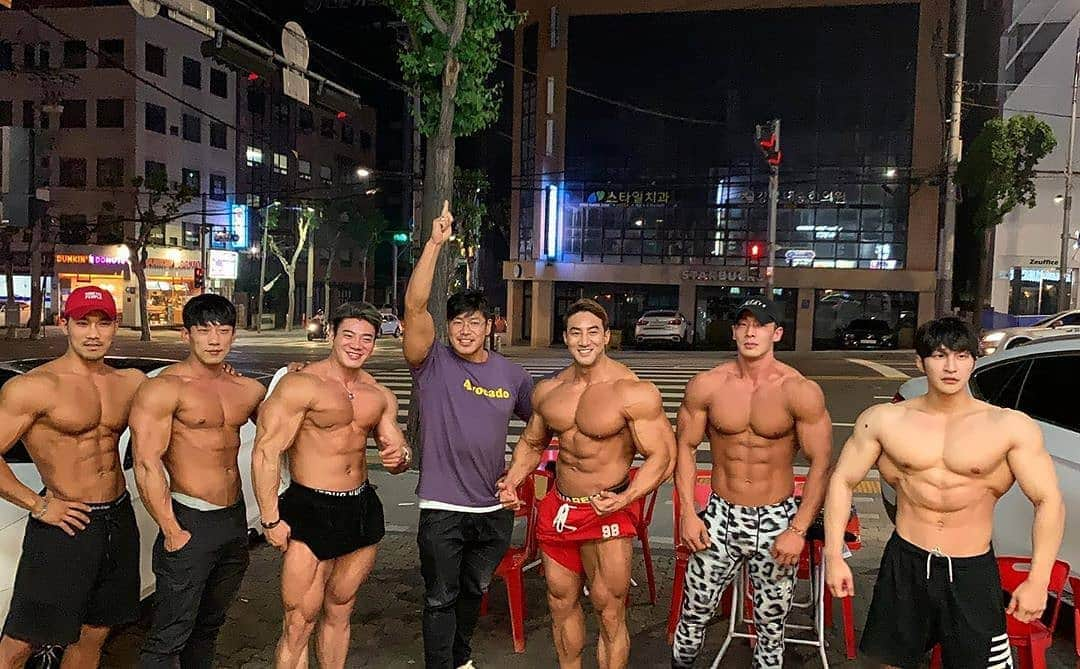 CHUL SOONさんのインスタグラム写真 - (CHUL SOONInstagram)「Korean Muscle. . . . Huge training Program available at chulsoon.com  Follow the Facebook page to see work outs.  Facebook.com/chulsoonofficial @chul_soon @chulsoon_official (한국계정)  ______________________________ #Musclemania Pro #teamchuls makeup #traps #bodybuilding #vest #hoodedvest #fitness #chulsoon #korean #fitnessmodel  #aesthetic #aesthetics #wbff #ifbb #chulsoon2020 #motivation  #fitfam #pool #sumo  #다이어트 #식단」5月28日 14時58分 - chul_soon