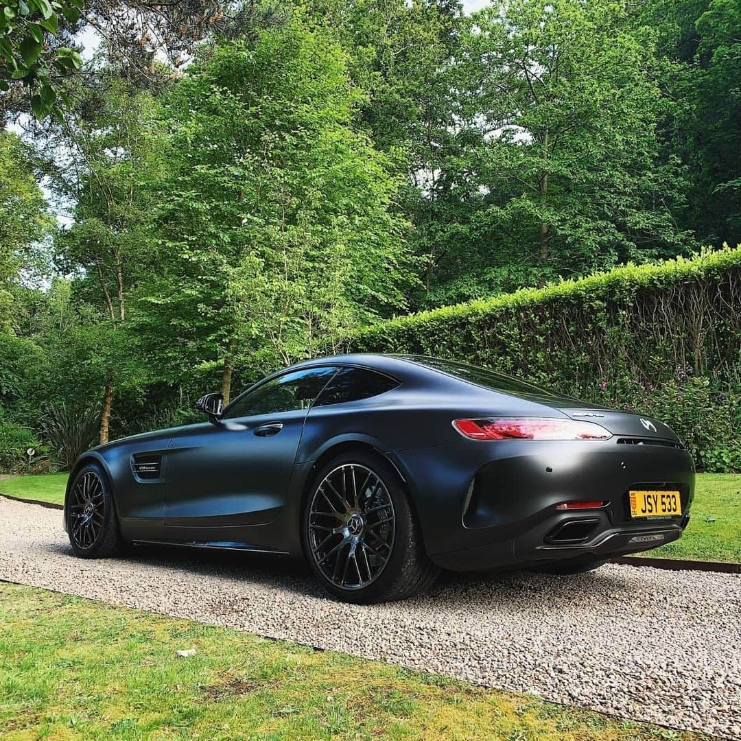 メルセデス・ベンツさんのインスタグラム写真 - (メルセデス・ベンツInstagram)「Thunder on a sunny day. 🔊 Photo by @jsyamg. __________ [Mercedes-AMG GT C | Kraftstoffverbrauch kombiniert: 12,4 l/100 km | CO₂ -Emissionen kombiniert: 284 g/km | http://mb4.me/nefz] . #MercedesBenz #MercedesAMG #🌟 #AMG #AMGGTC #Edition50 #DrivingPerformance #mbfanphoto #automotivedesign #sunnyday🌞 #mbcar」5月28日 15時00分 - mercedesbenz