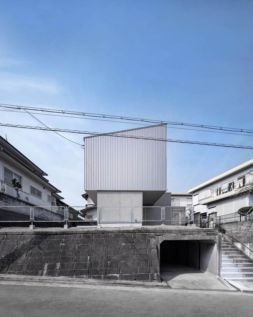 4E.okuwada architects officeさんのインスタグラム写真 - (4E.okuwada architects officeInstagram)「. . #さかのさんのいえ webにupしました . 地上階の立体 上層階の立体 重心を移動し 現れる構成 ( architecture ) . . 設計 #奥和田健建築設計事務所 #okuwada_architects_office (photo keishiro yamada) . .」5月28日 15時04分 - okuwada_architects