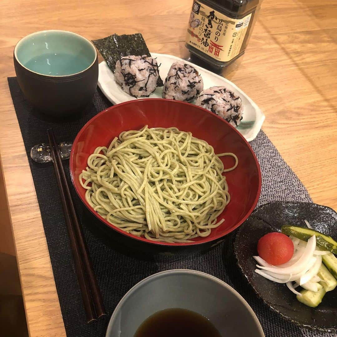 片桐ゆたかさんのインスタグラム写真 - (片桐ゆたかInstagram)「. 蕎麦が美味しい季節なったね〜🌞 . . 連日の暑さでバテ気味だったけど しっかりごはんは食べてるよ👍 . 夏風邪流行ってるみたいなので 皆様お気をつけください🙇‍♀️ . . @atsuko_212 がくれた #梅ひじき 最高に美味しかった〜🍙💕 . ちなみに #かき醤油のり は ぜひ食べて欲しい(広島名産物) . . 今夜は楽しみにしてたフレンチ〜🍽🤤 . . #簡単#蕎麦#夏#片桐ゆたか #dinner#yutakakatagiri」5月28日 15時05分 - yutaka_katagiri