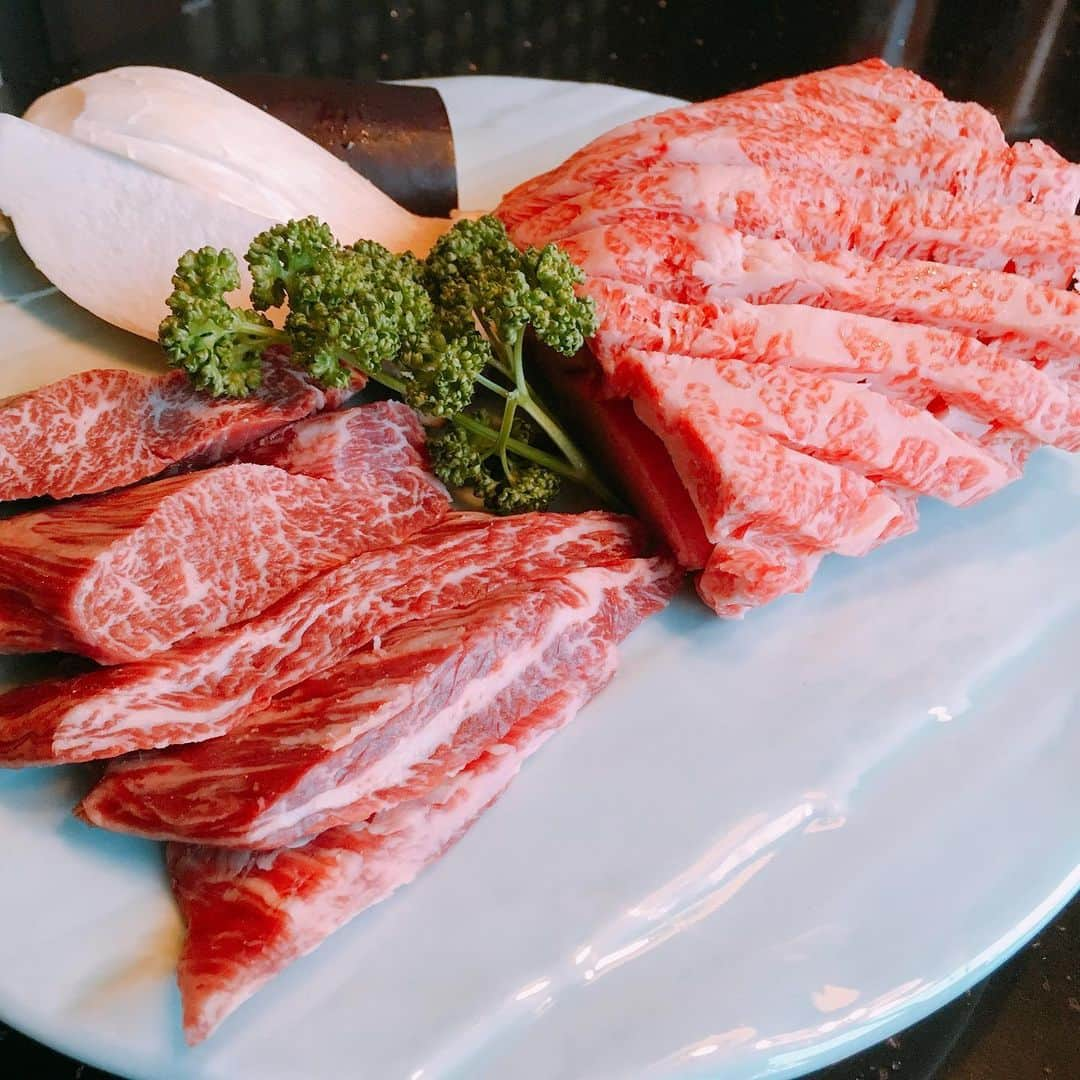 足木優さんのインスタグラム写真 - (足木優Instagram)「韓国着いて、まずは焼肉😋🍖💕💕ホテル内にあるお店へ🏃‍♀️💨ユッケ、生カルビ、ハラミ、豚カルビ🐷見た目は悪いけど、プルコギもいとうまし❤️冷麺と汁なし冷麺の食べ比べ😗😗😗勝者！日本の冷麺！笑🏅✨ #韓国 #焼肉 #店名はてな？ #ここはどこ #満腹 #食い倒れ」5月28日 15時12分 - ashikiyuu